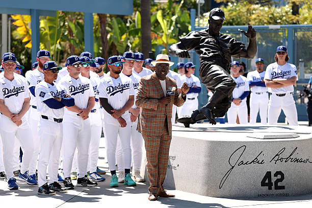 Mets and Dodgers Honor Jackie Robinson's Legacy in Ceremony