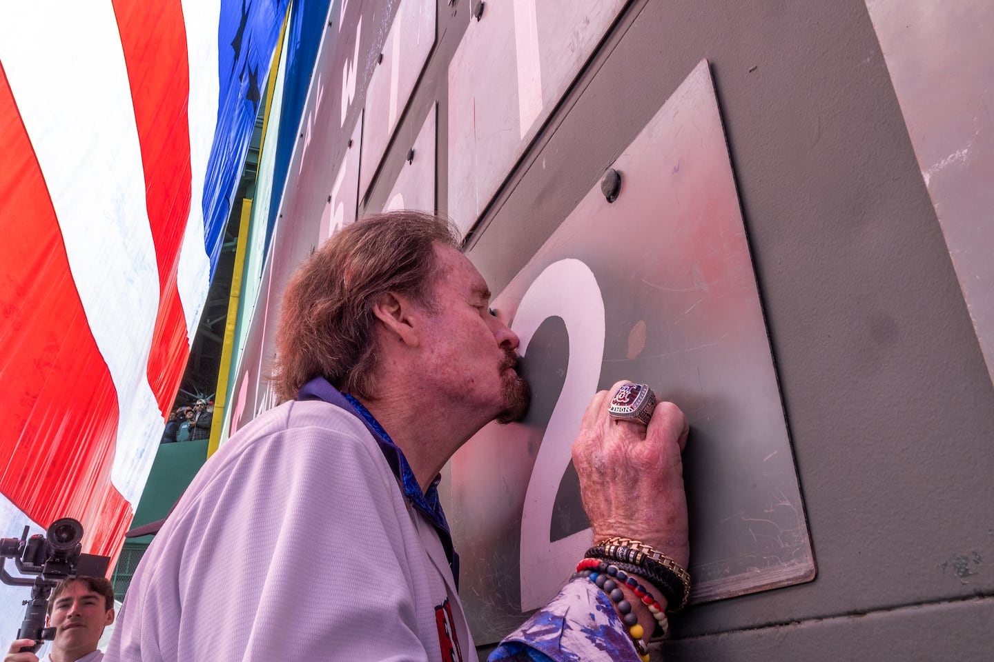 Hall of Famer Wade Boggs kisses the Geen Monster before being introduced with the other members of the AL champion 1986 Red Sox.