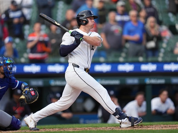 Tigers extend win streak to 6 by rallying in 9th for rain-delayed 10-9 victory over Royals