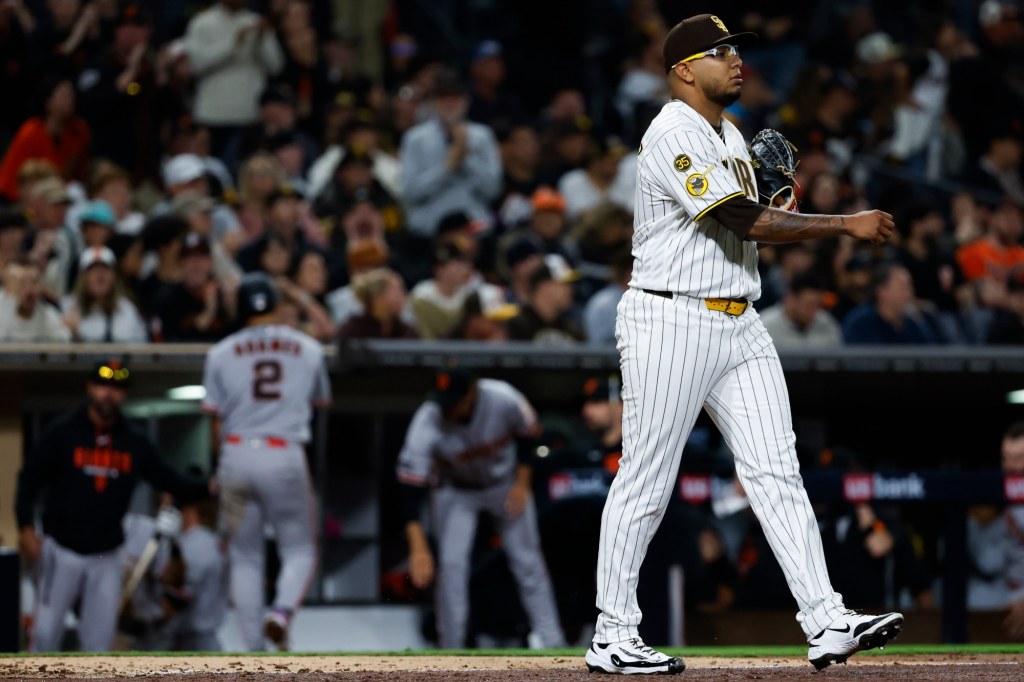 Two big innings by Giants, poor all-around play doom Padres