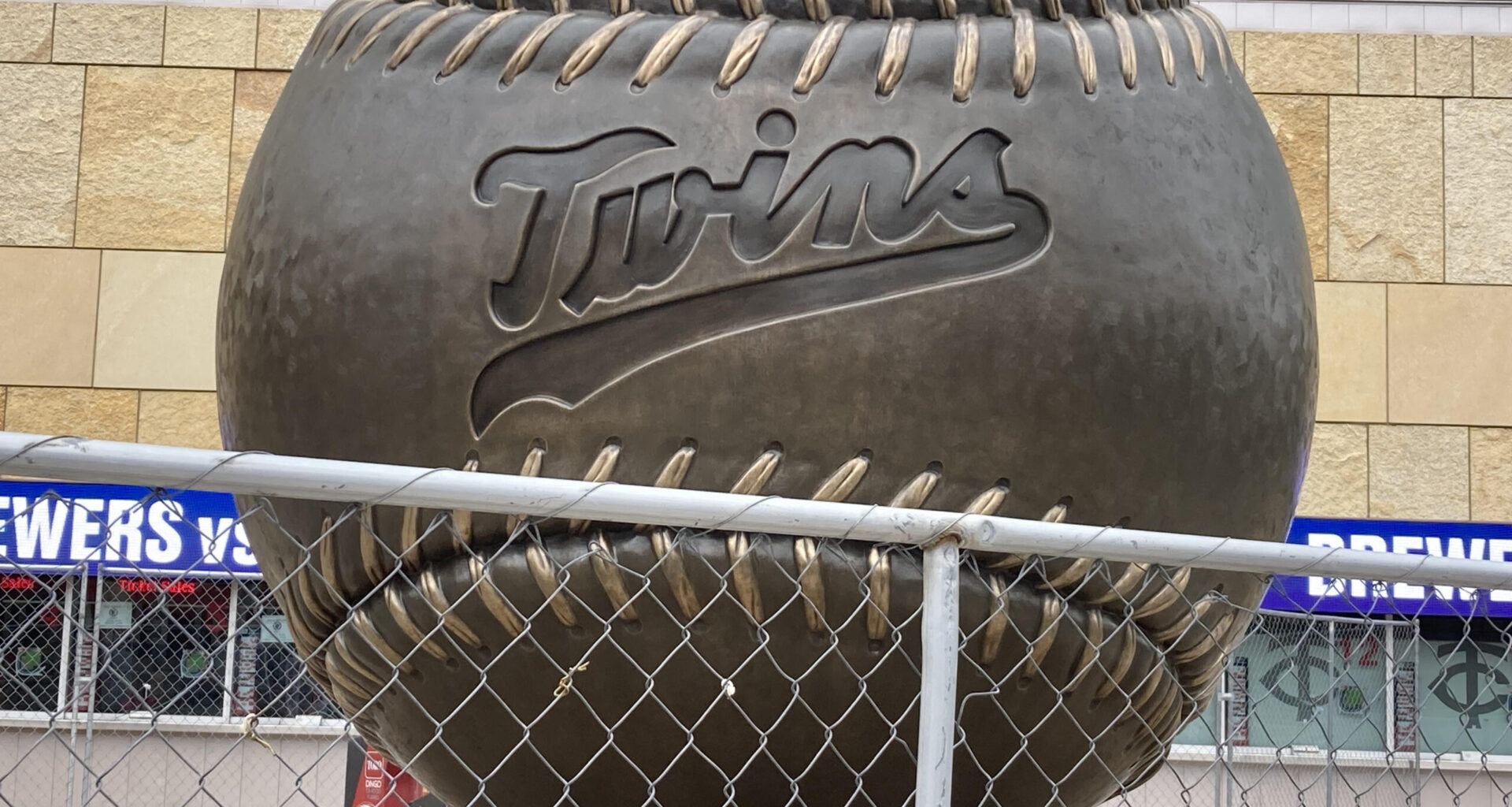 Reds Defeat Twins In 10