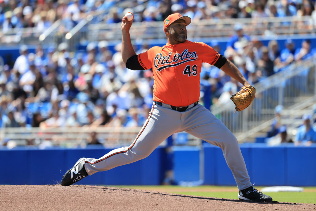 Orioles To Select Albert Suárez