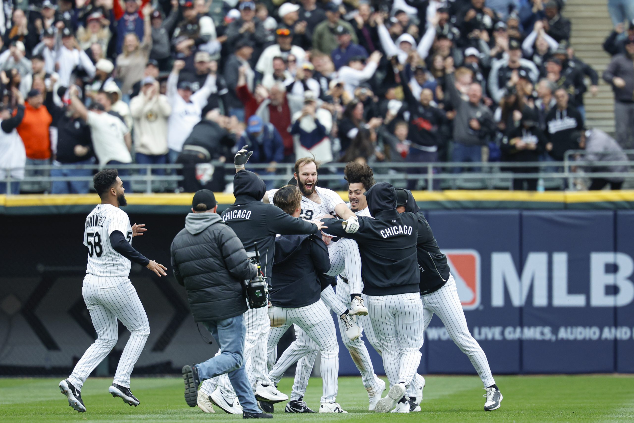 Chicago White Sox’s strong pitching wins home opener vs. Blue Jays