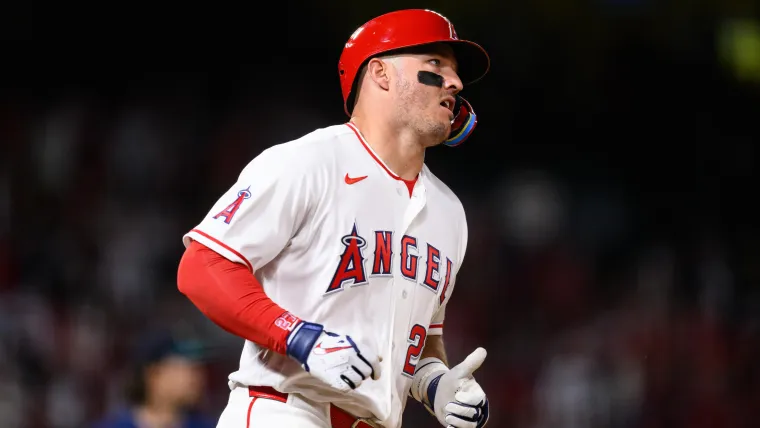 Mariners throw at Mike Trout's head 2 pitches in a row, including HBP, vs. Angels image