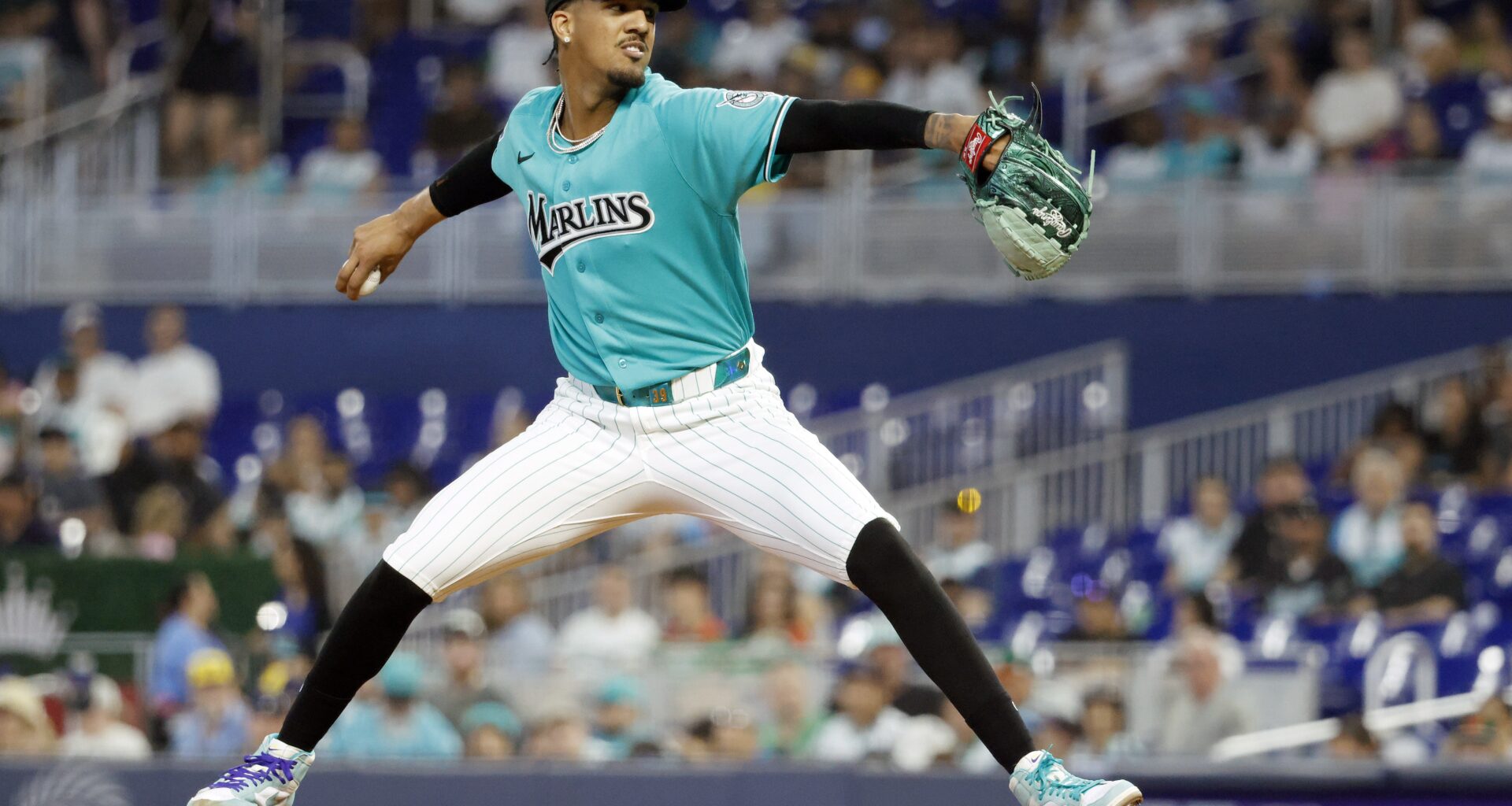 Eury Pérez outduels Misiorowski as Marlins salvage series finale vs. Brewers - Marlins