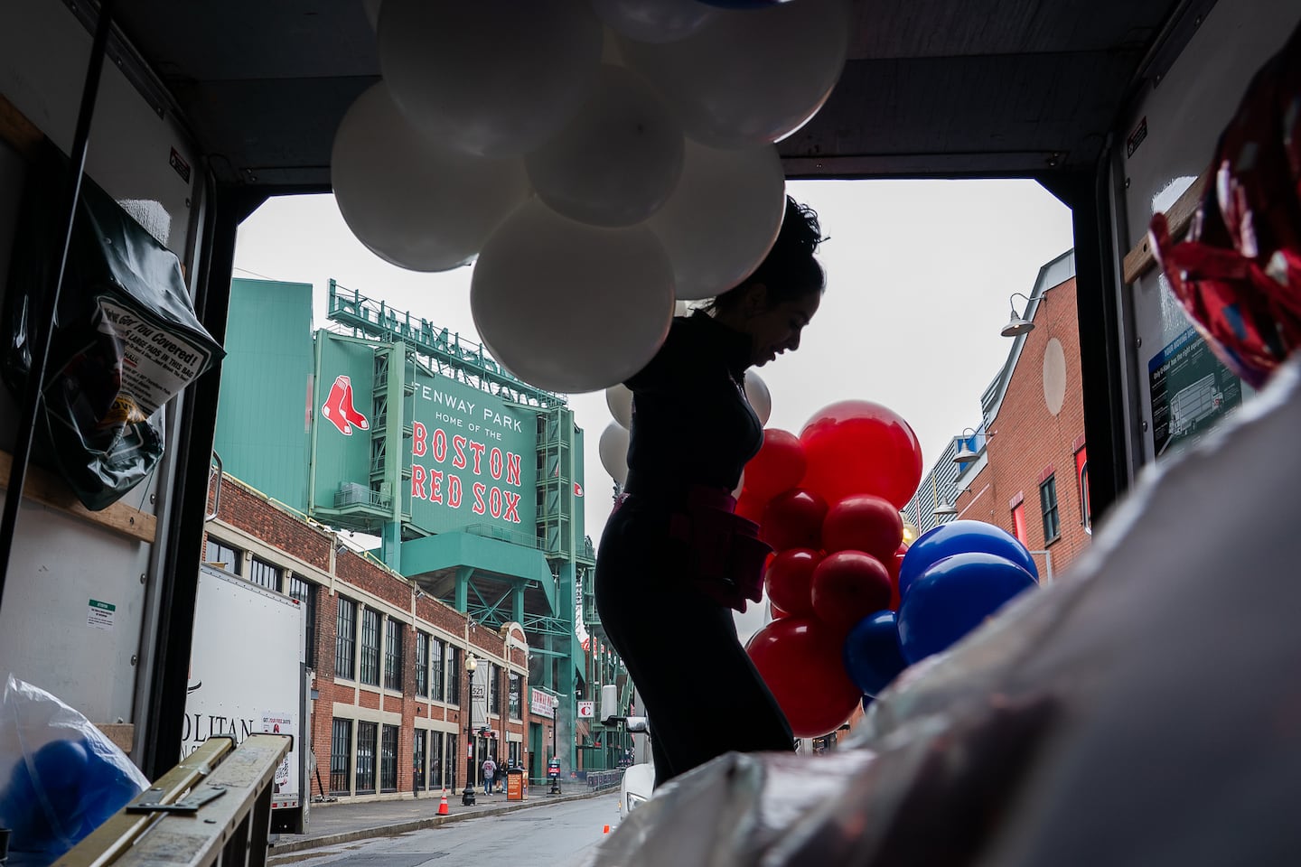 Dede Forgione unloads balloons from a truck.