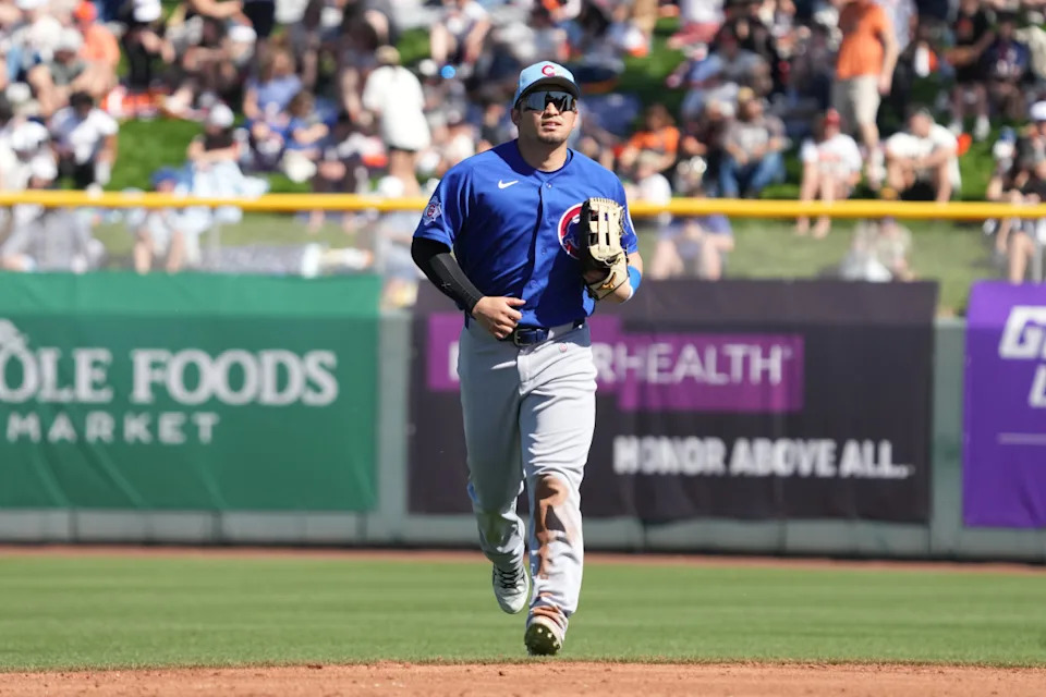 Chicago Cubs right fielder Seiya Suzuki (27) runs into the dugout against the San Francisco Giants.© Rick Scuteri-Imagn Images