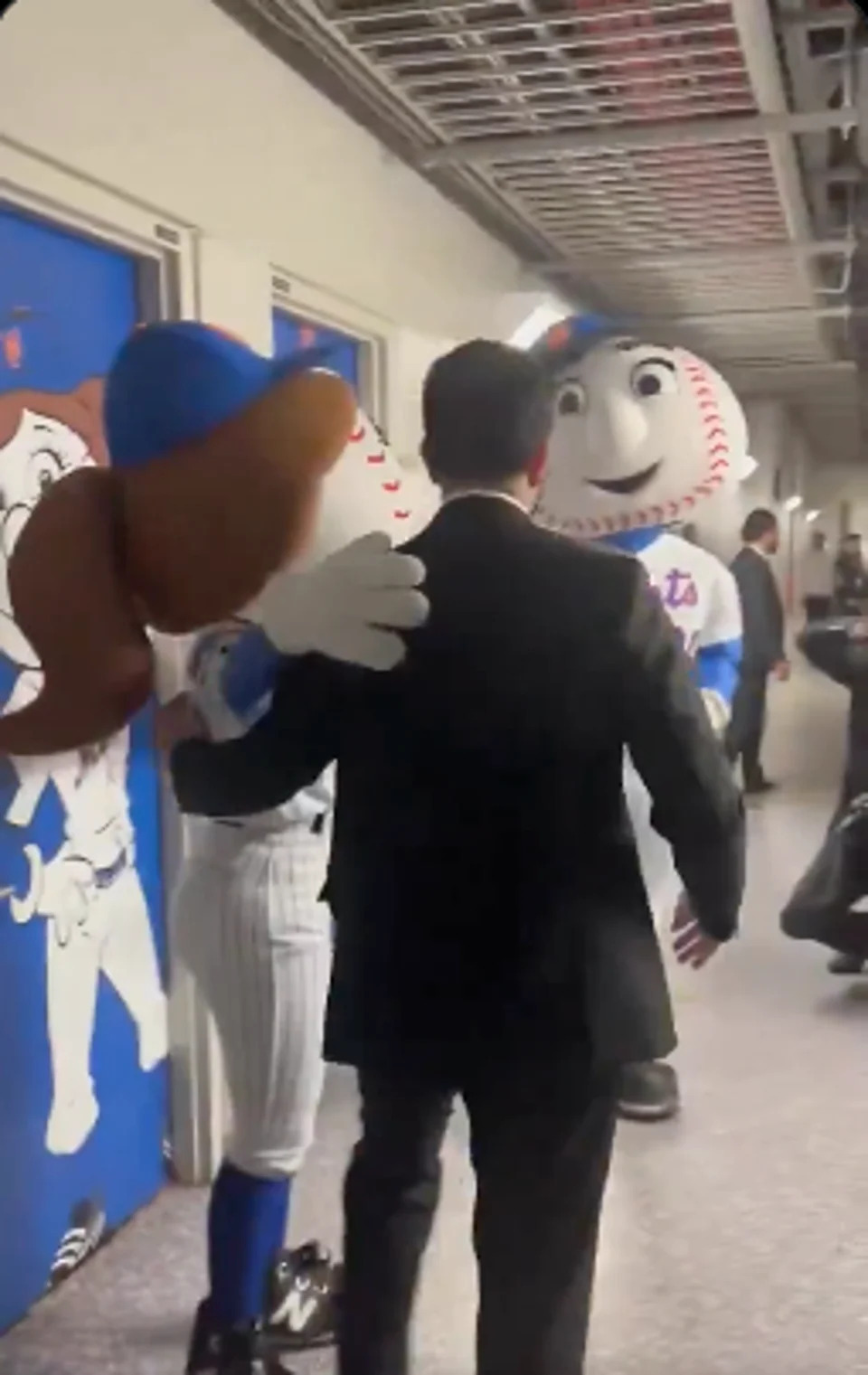 Footage of Mamdani embracing Mr. and Mrs. Met has divided the internet on whether he's to blame for the team's losing streak (X/Ari Hoffman)