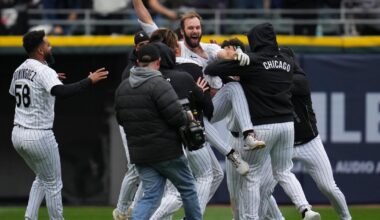 Peters' single caps 2-run 10th as White Sox beat Blue Jays 5-4 in home opener