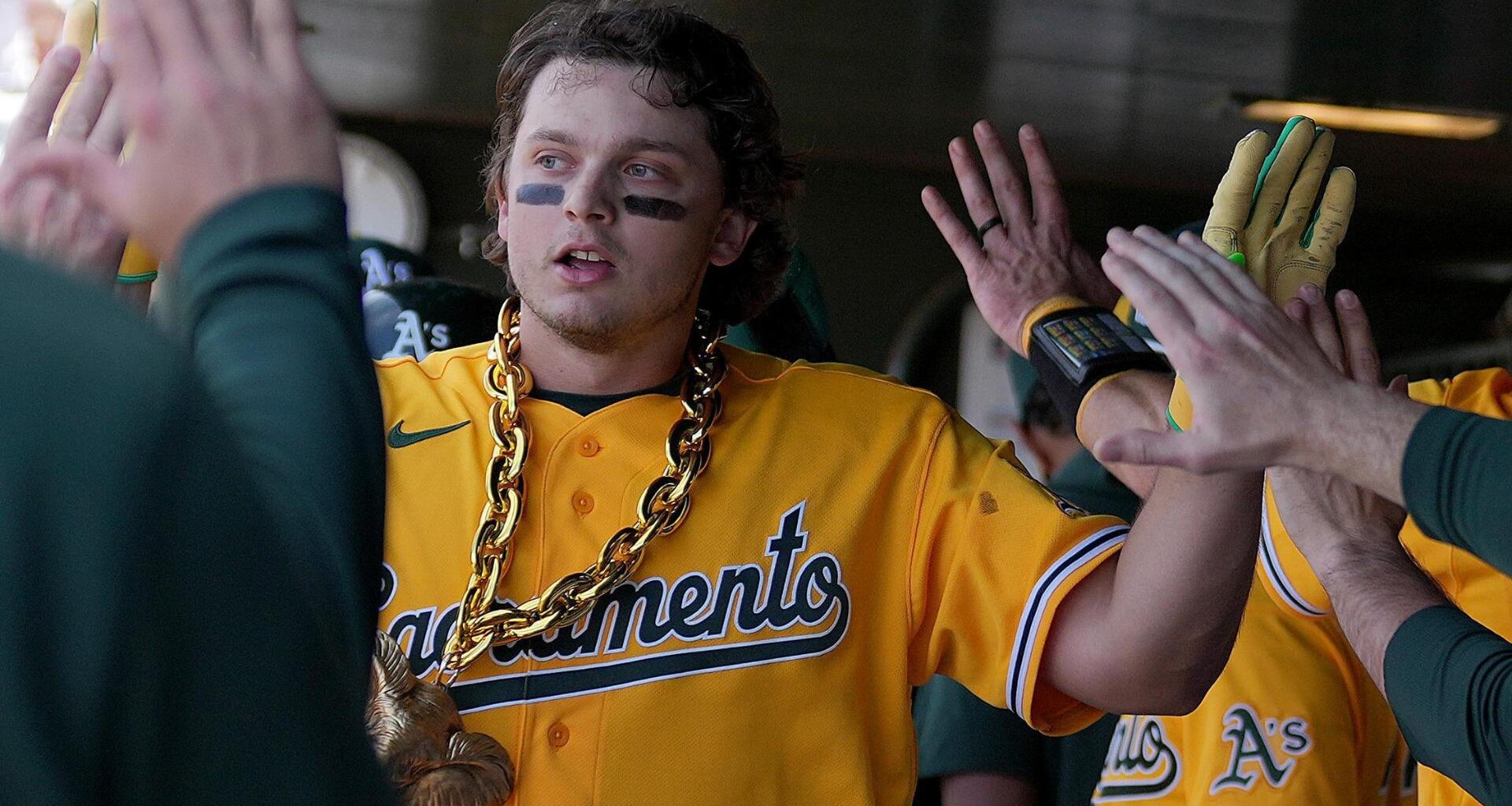 Max Muncy hits winning sacrifice fly in 11th inning as Athletics rally to beat White Sox 7-6