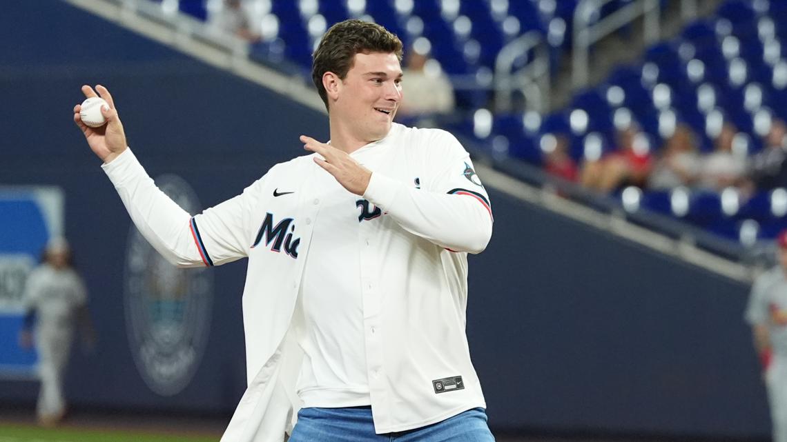 Before Thursday's NFL Draft, Fernando Mendoza threw out the first pitch in Miami
