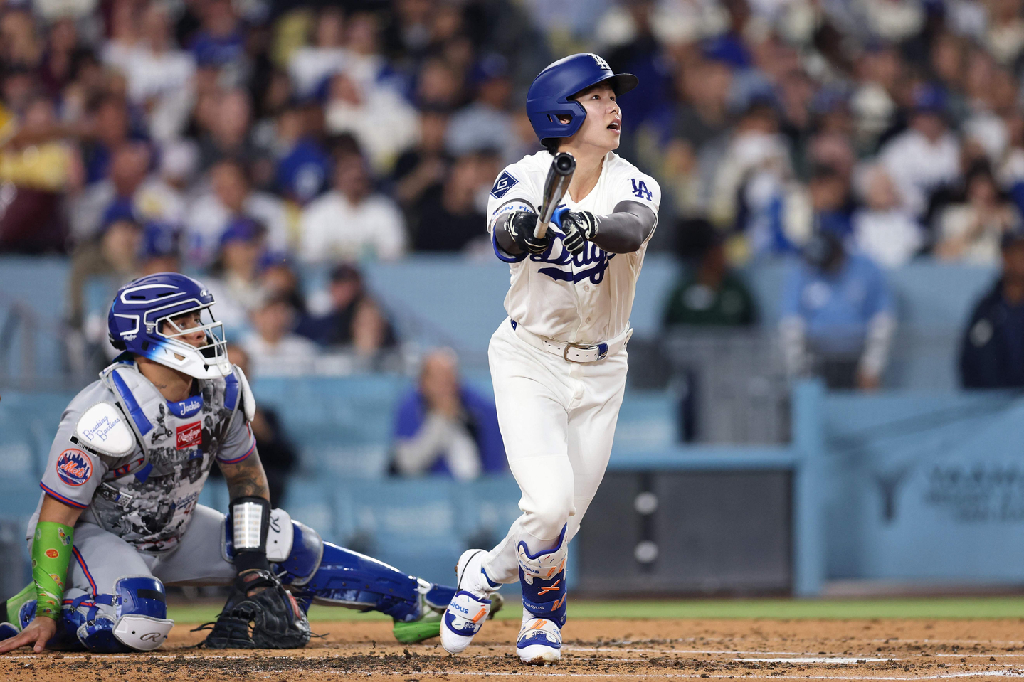 Kim Hye-seong of the Los Angeles Dodgers, right, hits a two-run home run against the New York Mets during the clubs