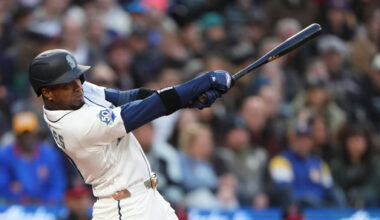 Mariners place outfielder Victor Robles on 10-day injured list