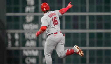 Cardinals erupt late to defeat slumping Astros 9-4
