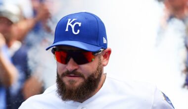 Royal bats shine on a dreary night, beat Minnesota 13-9