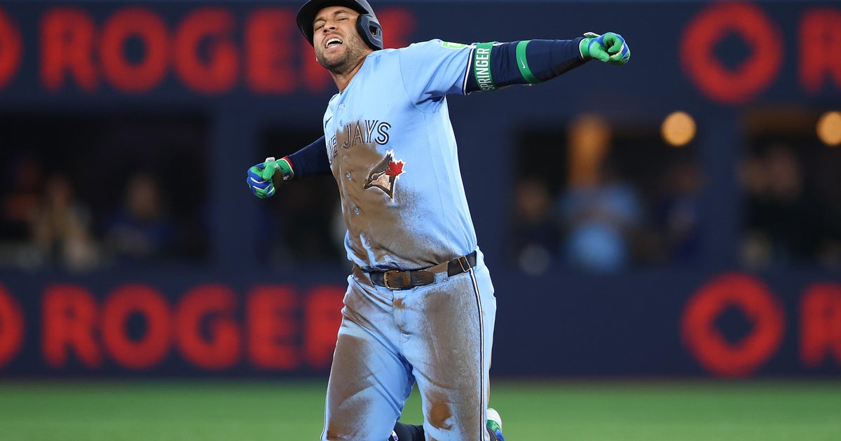 Schneider scores winning run on Will Smith error, Blue Jays avoid sweep with 4-3 win over Dodgers