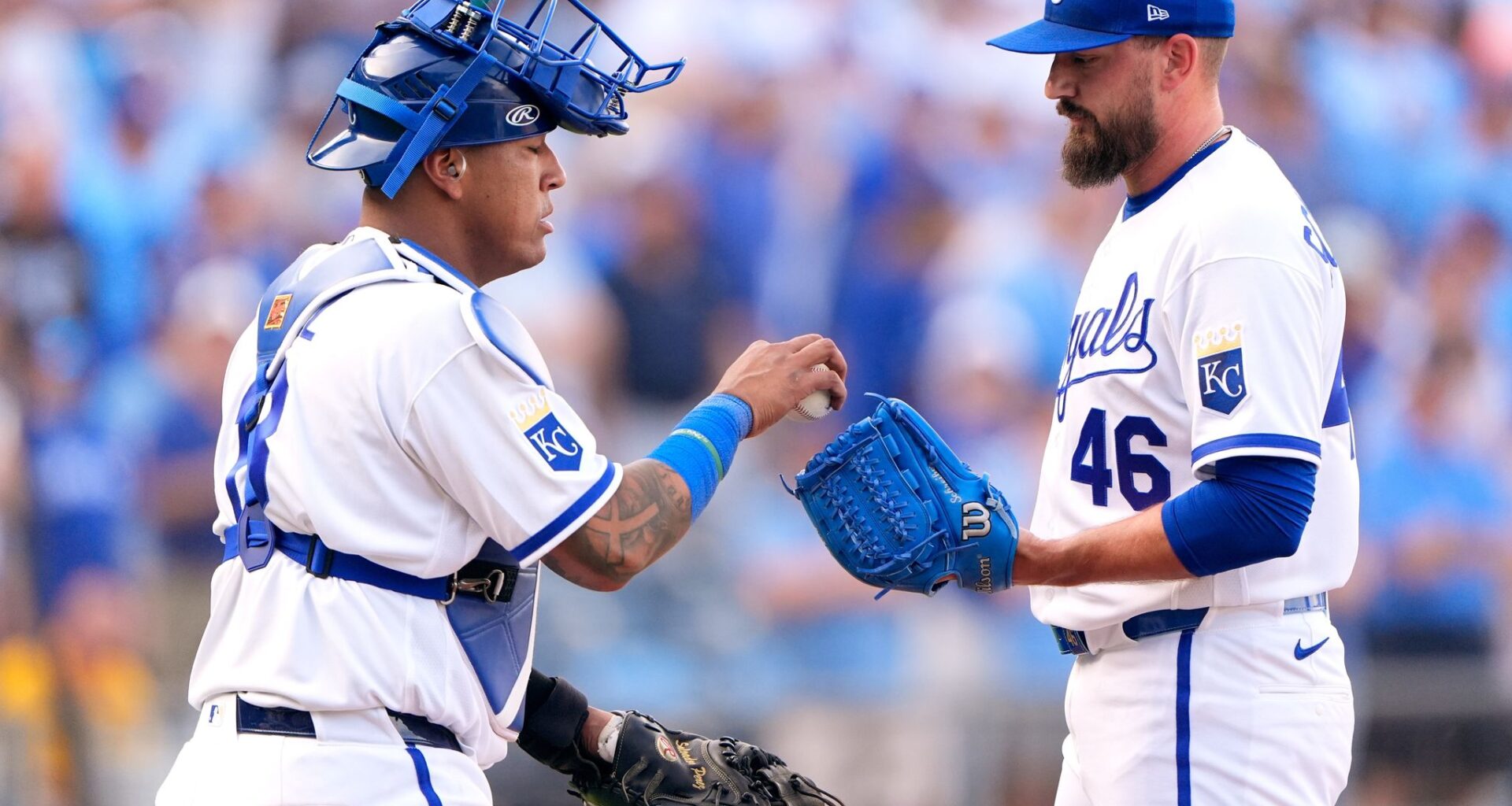 Royals use rare long ball to defeat the Twins