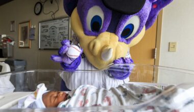 Rockies mascot Dinger visits hospital to welcome newest fans