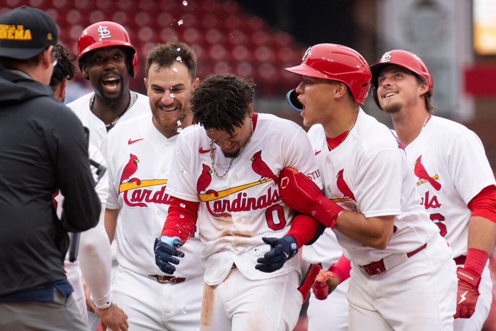 Winn's bloop single lifts Cardinals to 2-1 victory over slumping Mets in 11 innings
