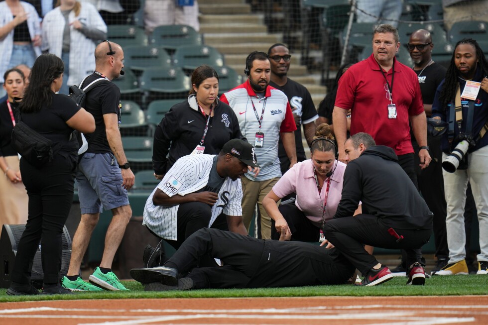Singer collapses before White Sox game against Rays