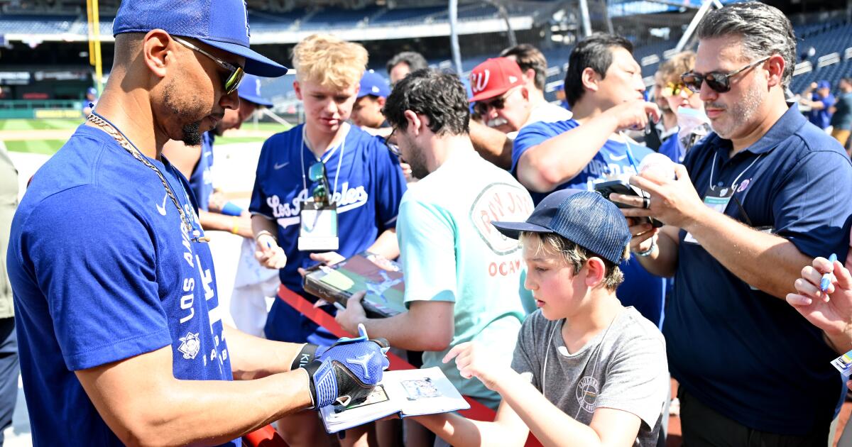 Mookie Betts exits game against Nationals in first inning with injury