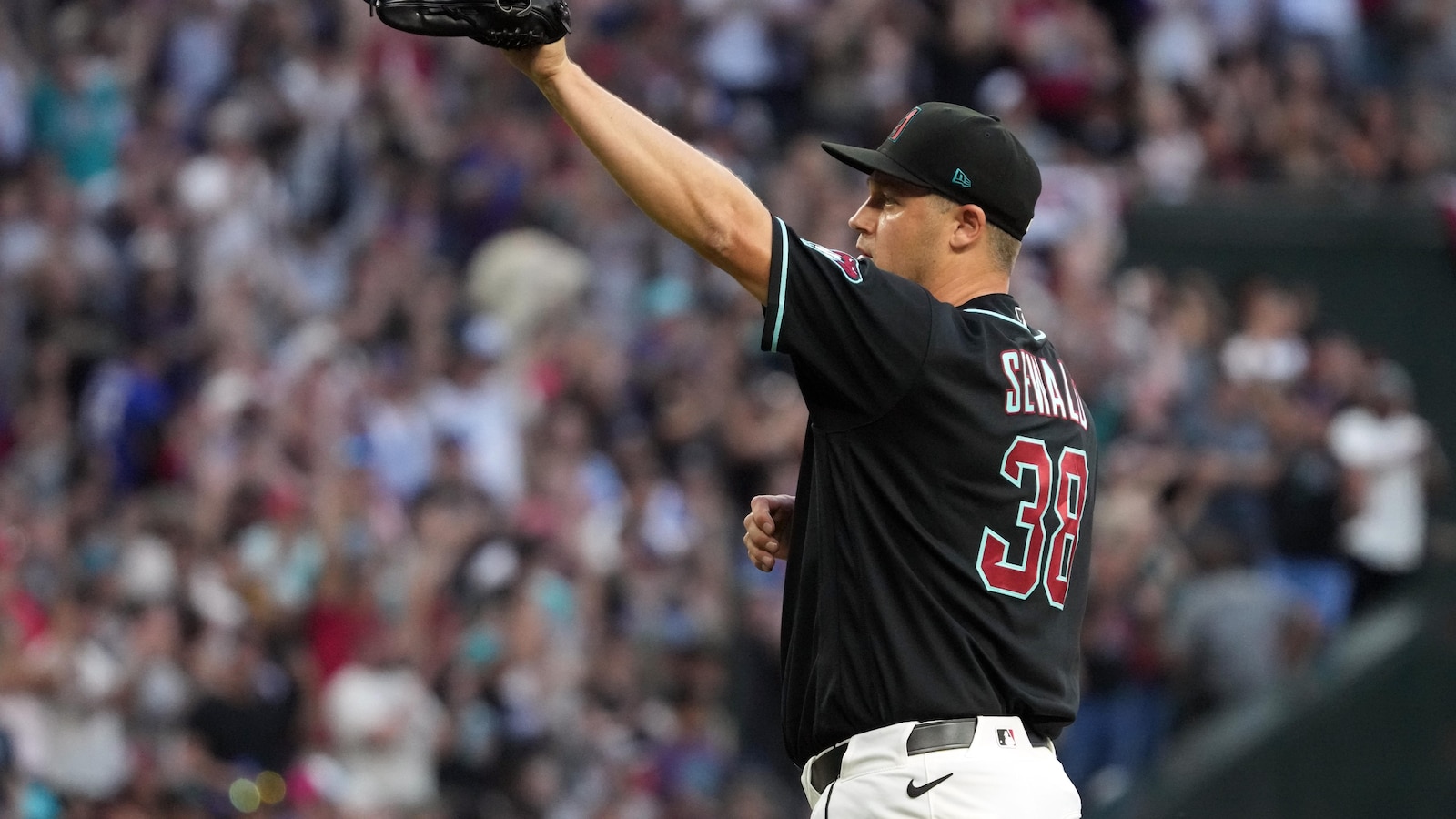 Diamondbacks score twice on bunt and throwing error, hold off Braves 2-1