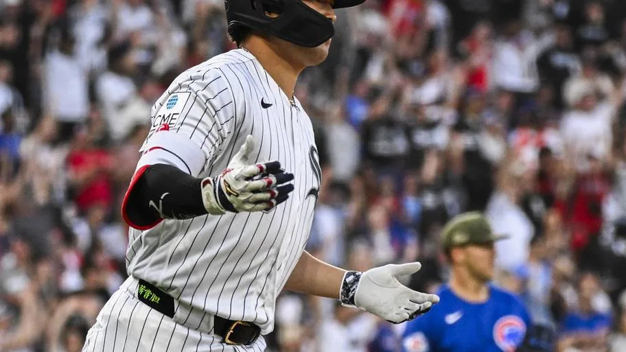  Munetaka Murakami (5) opens his arms after hitting a two-run home run during the fifth inning against the Chicago Cubs