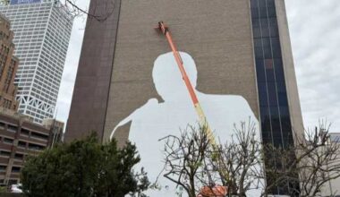 Milwaukee mural honors Bob Uecker with 100-foot tribute