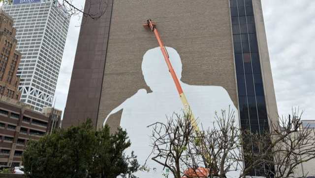 Milwaukee mural honors Bob Uecker with 100-foot tribute