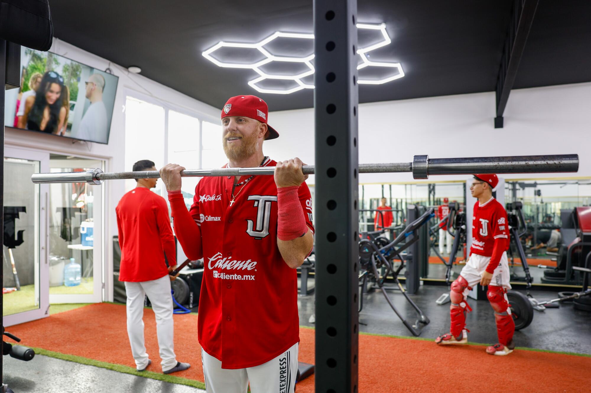 Justin Turner works out with a barbell in the Tijuana Toros' gym.
