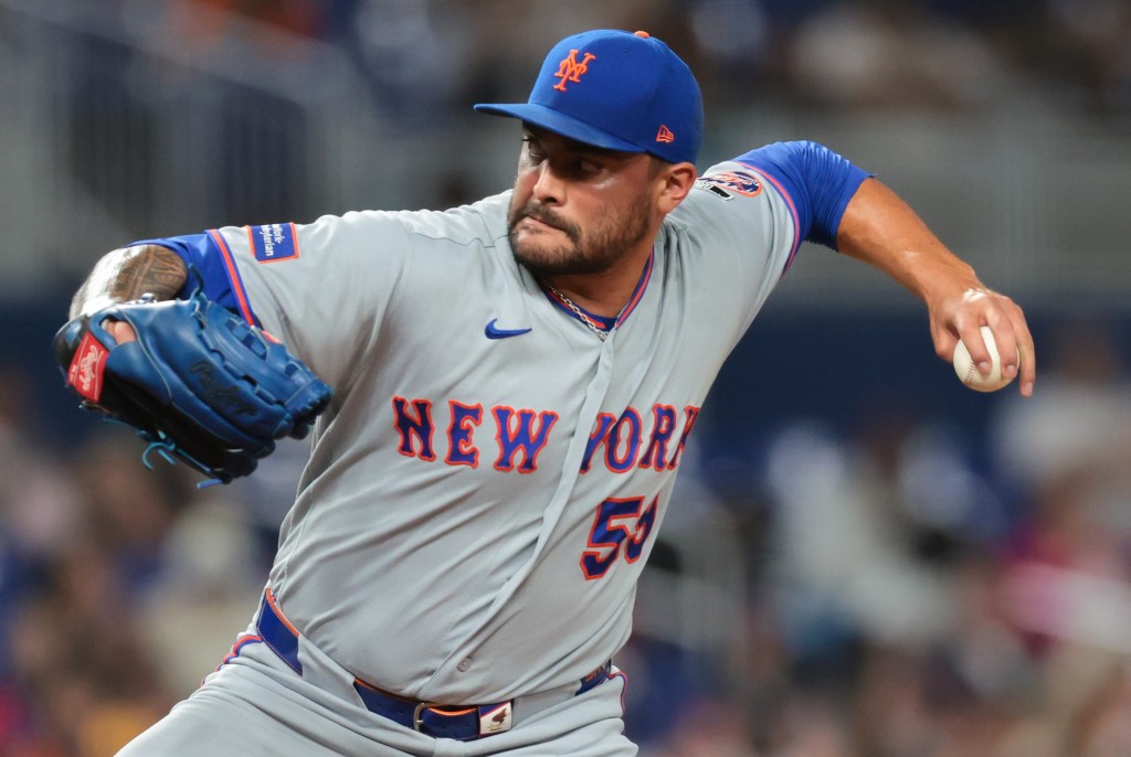 Sean Manaea delivers a pitch during the Mets' loss to the Marlins on May 22, 2026 in Miami.