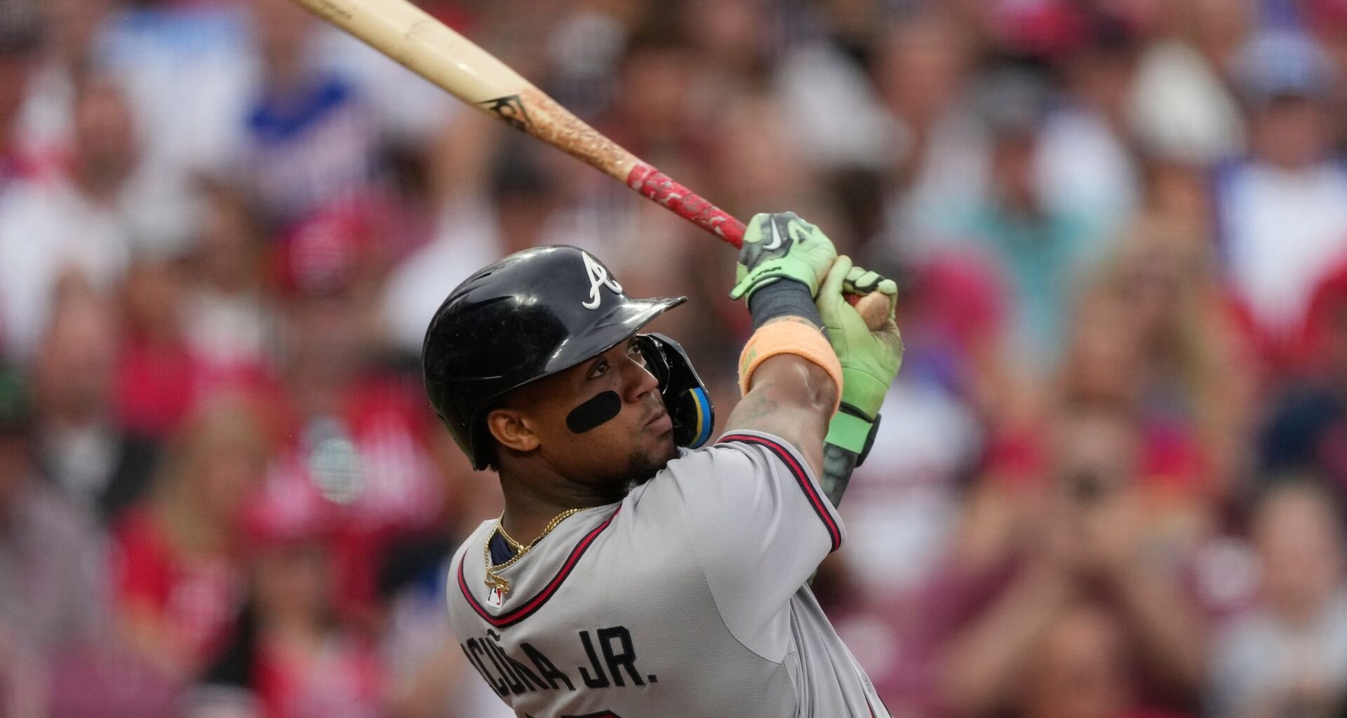 Acuña powers Braves past Reds 5-2 with 2 more homers as Atlanta hits 40 wins