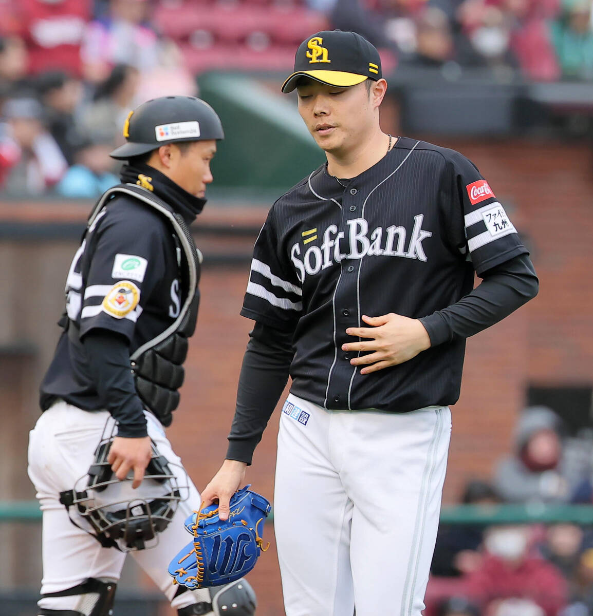 In the 8th inning, Yuki Matsumoto is taken out of the game after giving up the go-ahead run (Photo by Kento Yamazaki)