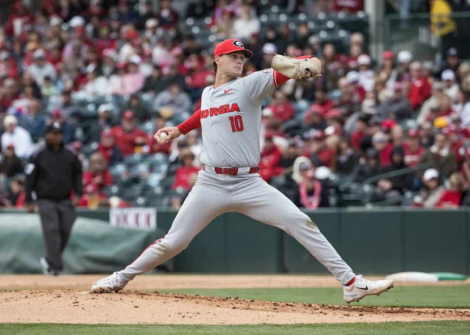 Georgia Bulldogs pitcher Matt Scott (10) throws a pitch during the third inning against the Arkansas Razorbacks