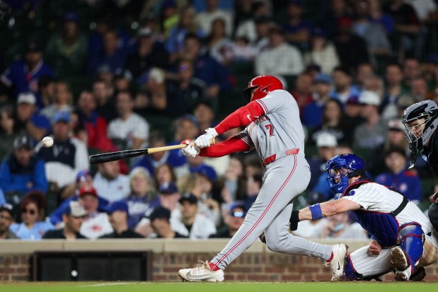 Reds left fielder Spencer Steer (7) hits a RBI single during the eighth inning against the Cubs at Wrigley Field May 4, 2026, in Chicago. (Armando L. Sanchez/Chicago Tribune)