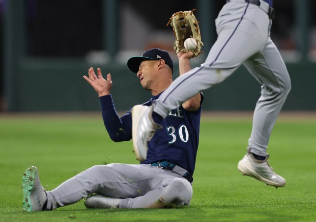 Seattle Mariners right fielder Rob Refsnyder (30) is unable to make a catch of a ball on a run-scoring fielder's choice by Chicago White Sox catcher Edgar Quero in the eighth inning a of a game at Rate Field in Chicago on May 9, 2026. (Chris Sweda/Chicago Tribune)