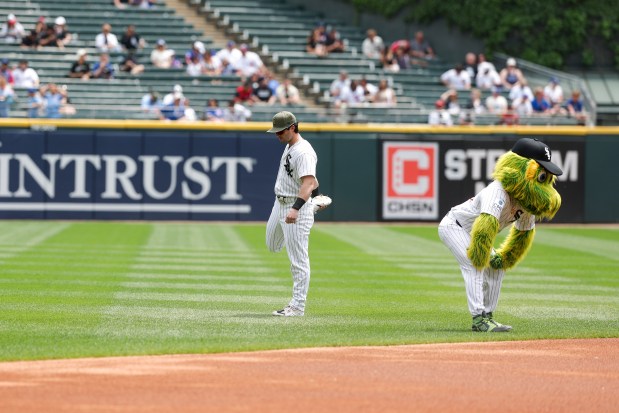 Chicago White Sox designated hitter Andrew Benintendi (23) warms up before the game against the Chicago Cubs at Rate Field on May 17, 2026. (Eileen T. Meslar/Chicago Tribune)