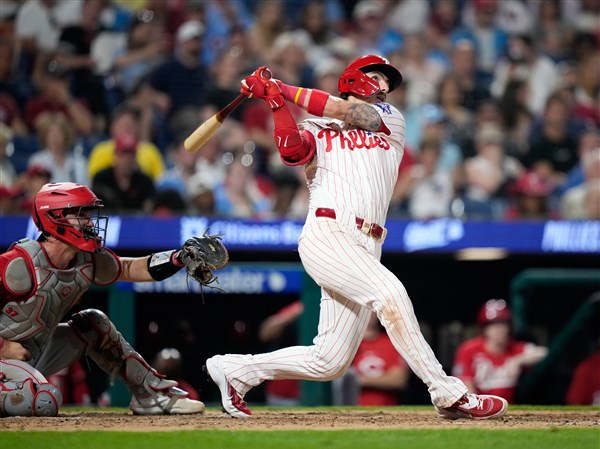 Bryson Stott's 2-run HR in the 8th inning lifts Phillies past the Reds 5-4