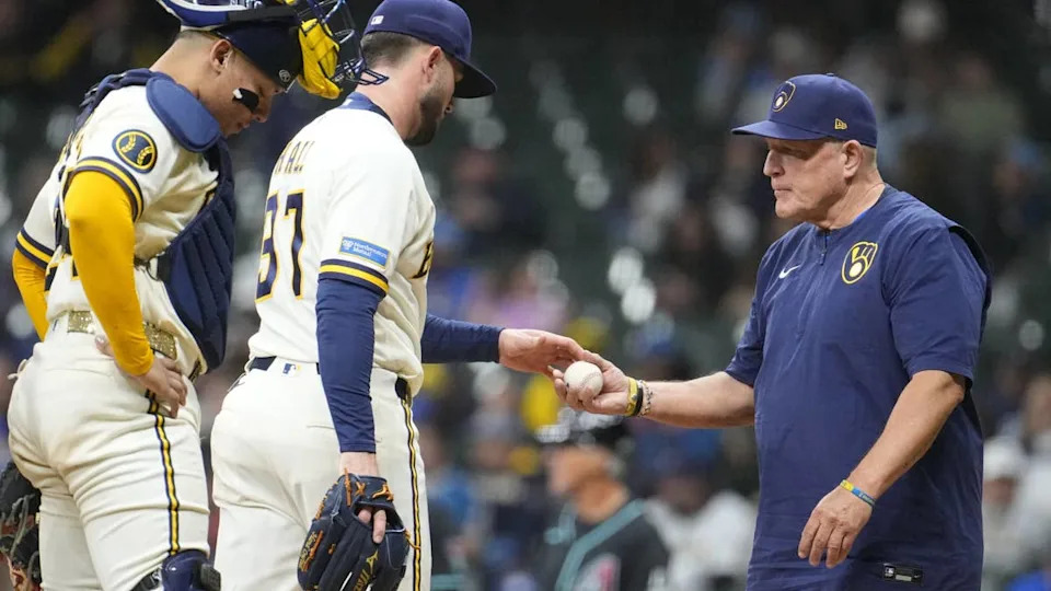 Milwaukee Brewers manager Pat Murphy (49)