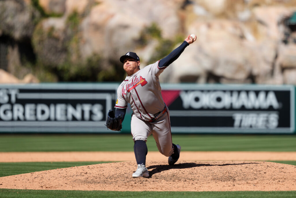 Braves DFA José Suarez, Joel Payamps