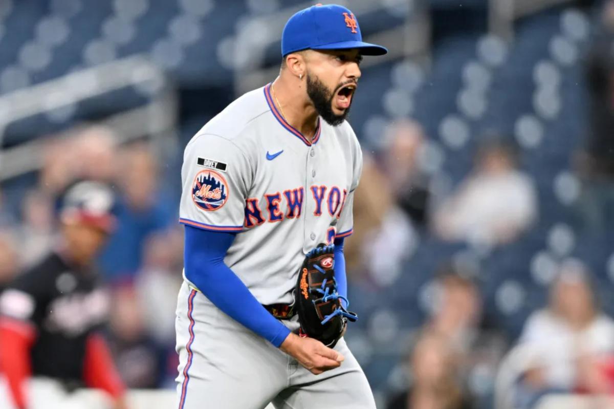 Devin Williams overcomes rookie's miscue to snag save in Mets' win
