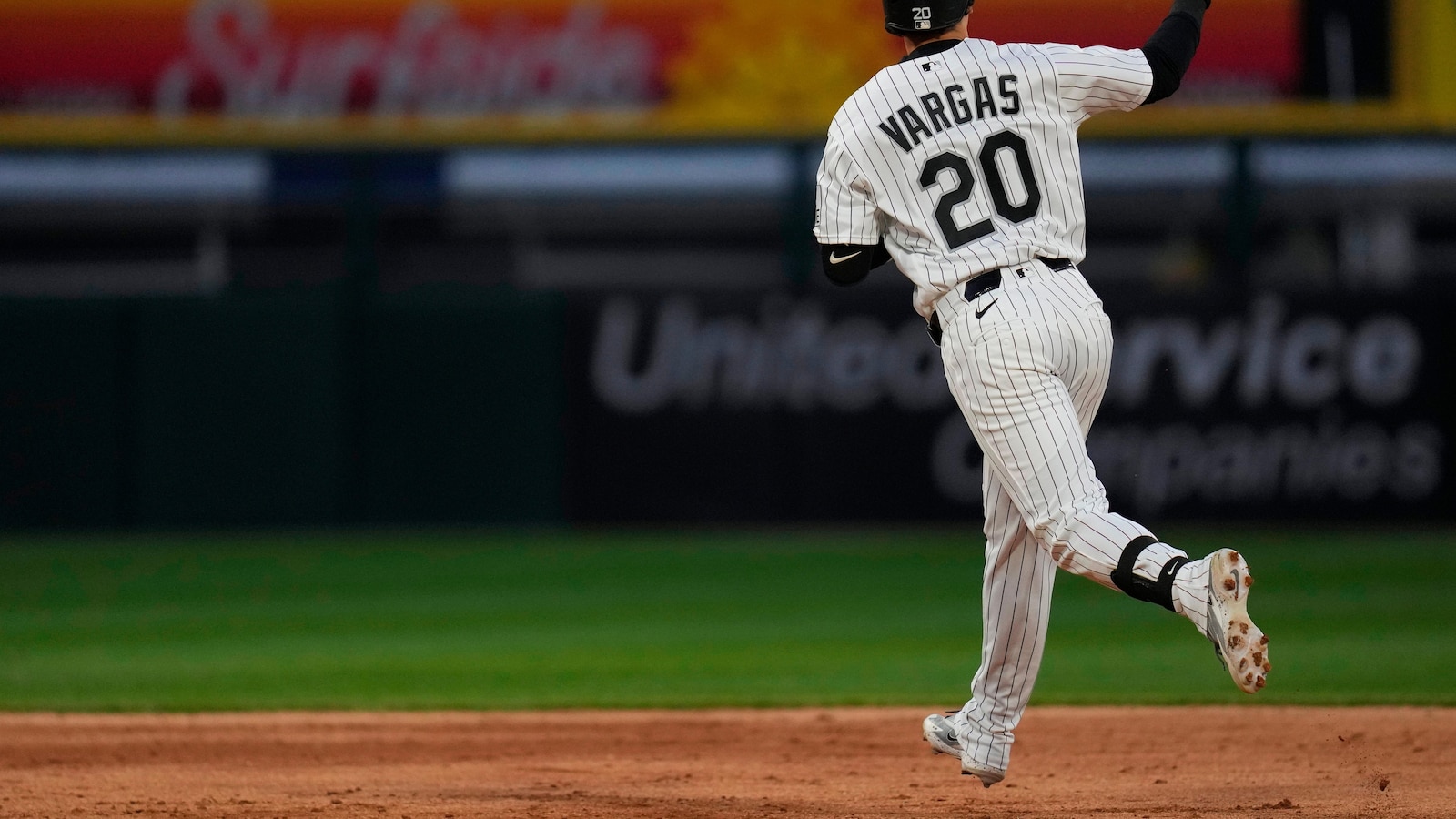 Miguel Vargas homers twice as the White Sox beat Luis Castillo and the Mariners 6-1