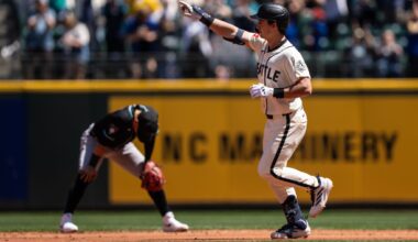 Robles' infield single in the 10th inning lifts the Mariners to a 3-2 win over the Diamondbacks