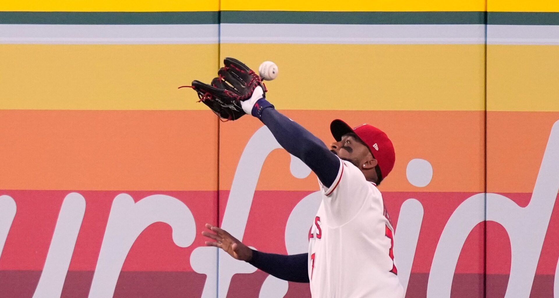 Angels outfielder Jo Adell misplays flyball into home run off his head, much like Canseco in 1993