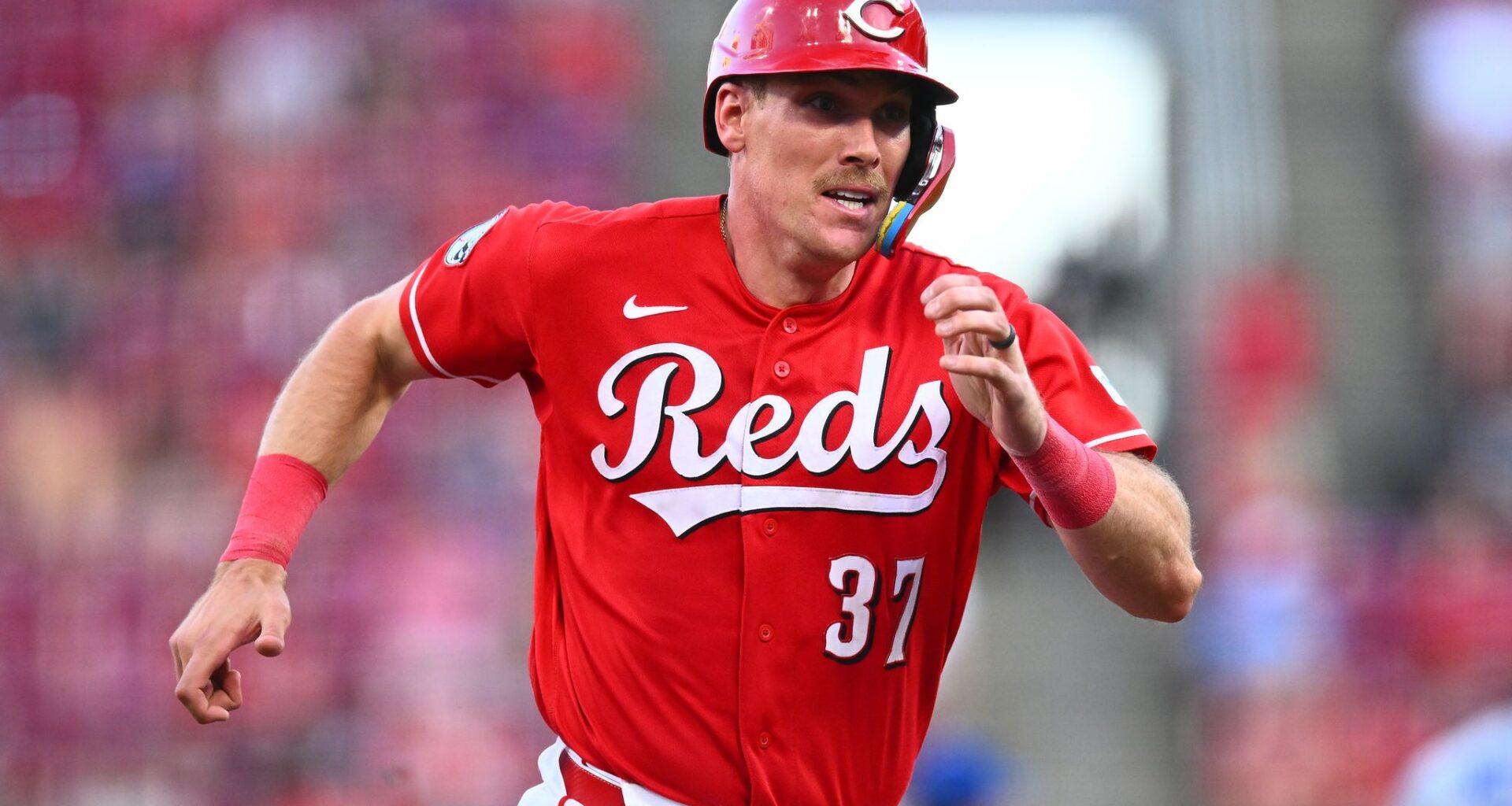 Massey hits tiebreaking RBI single in 9th inning, Royals beat Reds 5-2