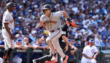 Lee Jung-hoo of the San Francisco Giants, center, scores on a sacrifice fly by Matt Chapman during a Major League Baseball regular-season game against the Chicago Cubs at Wrigley Field in Chicago, Saturday (local time). AFP-Yonhap