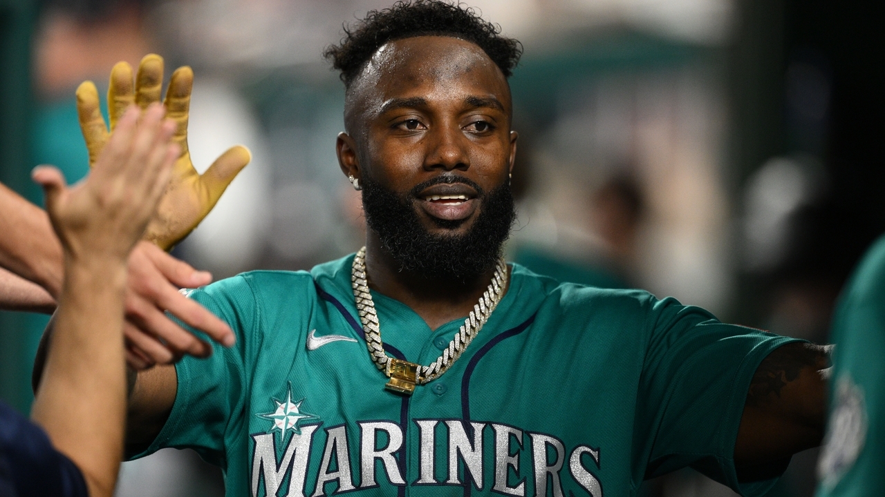Mariners outfielder Randy Arozarena leaves with apparent leg injury