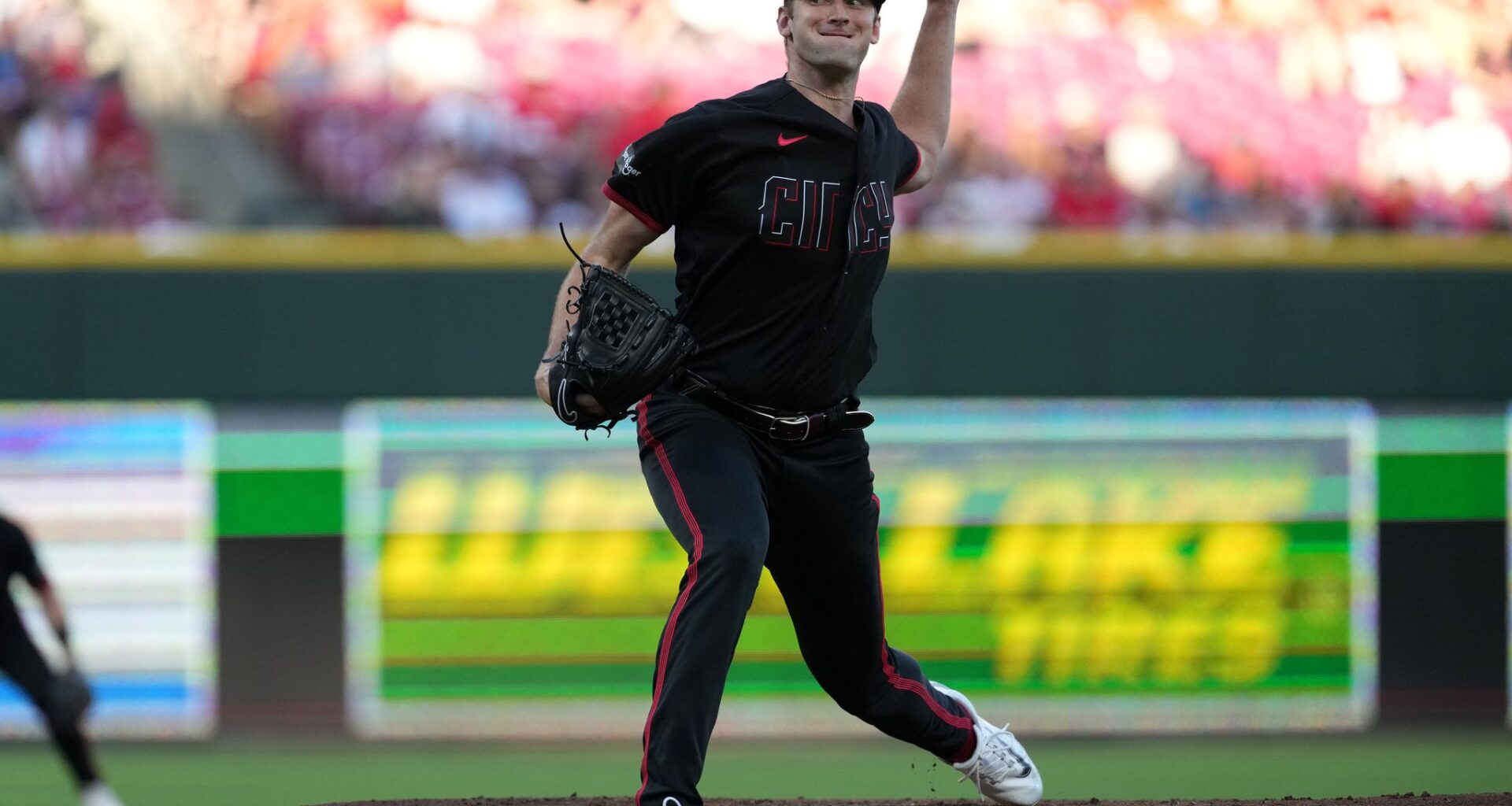 Dunn's error leads to 3-run 9th, Diamondbacks beat Reds 5-2