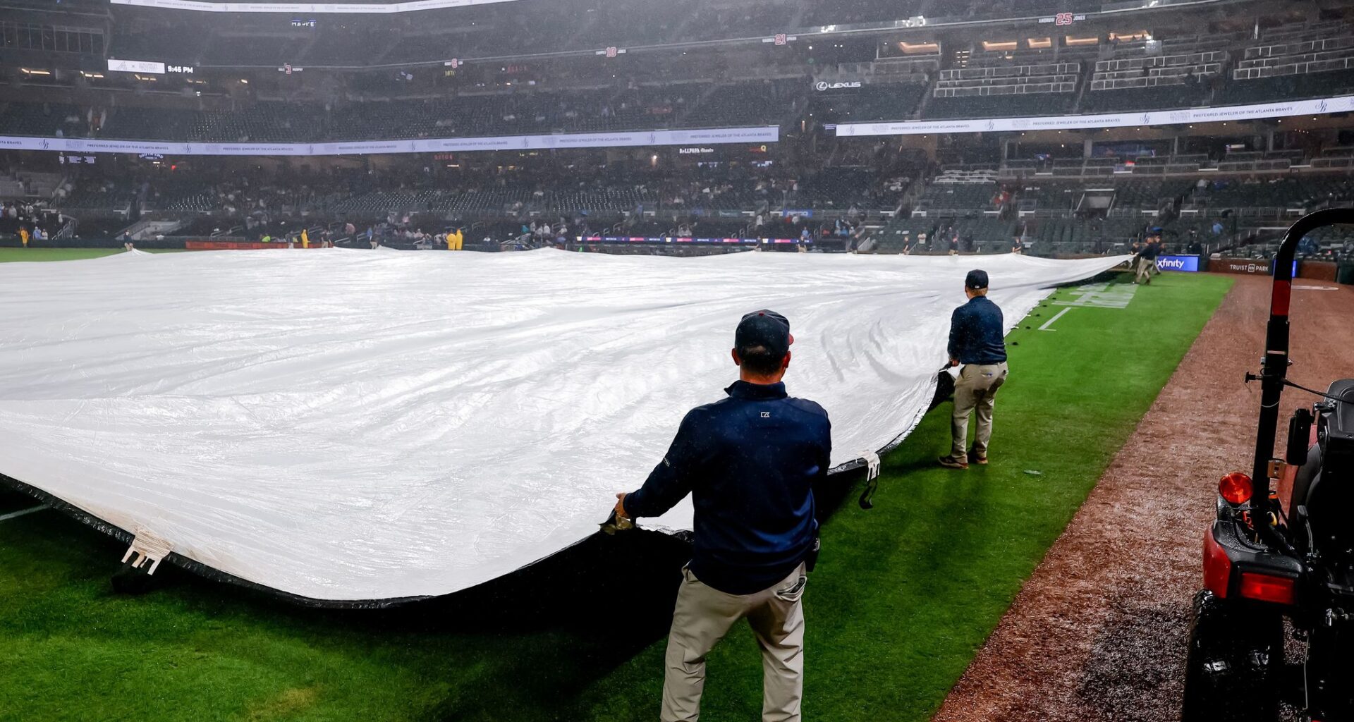 Braves-Giants game suspended by rain, to resume Wednesday at 2 p.m. with Giants up 3-2