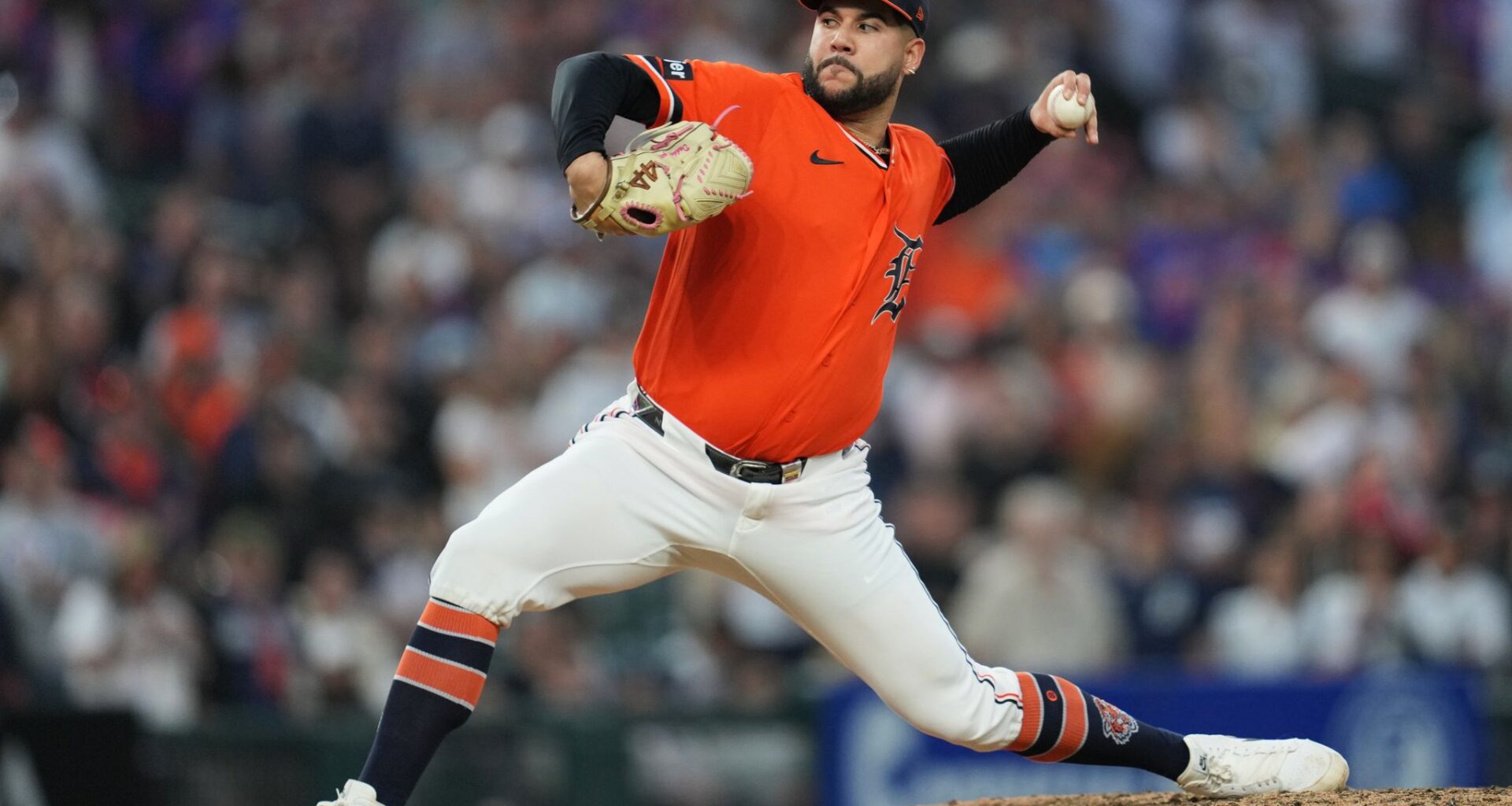 Venezuelan pitchers Montero and De Jesus combine for a 5-hitter as the Tigers beat the Astros
